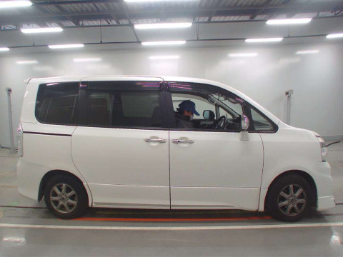 2013 Toyota Voxy ZRR70W[2]