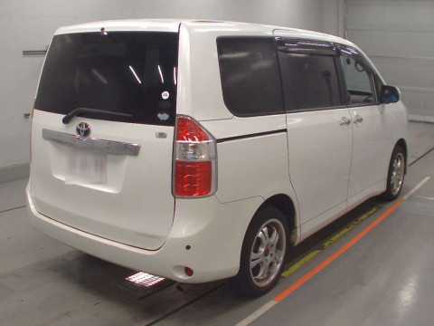 2010 Toyota Noah ZRR70G[1]