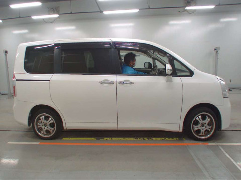 2010 Toyota Noah ZRR70G[2]