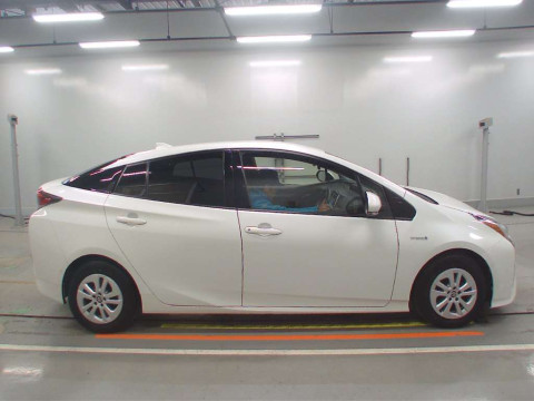 2018 Toyota Prius ZVW50[2]