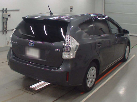 2011 Toyota Prius alpha ZVW41W[1]