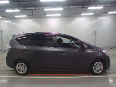 2011 Toyota Prius alpha ZVW41W[2]