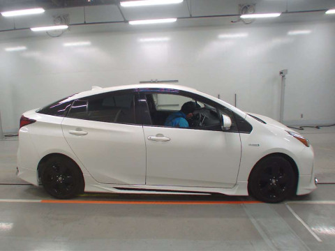 2020 Toyota Prius ZVW51[2]