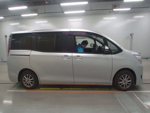 2017 Toyota Noah ZRR80G[2]