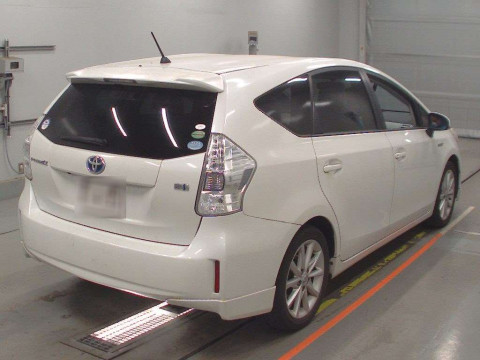 2012 Toyota Prius alpha ZVW41W[1]