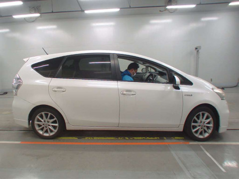 2012 Toyota Prius alpha ZVW41W[2]