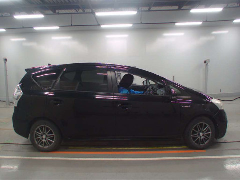 2012 Toyota Prius alpha ZVW41W[2]