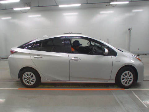 2016 Toyota Prius ZVW55[2]