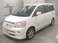 2005 Toyota Noah