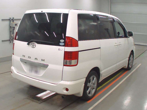 2005 Toyota Noah AZR60G[1]