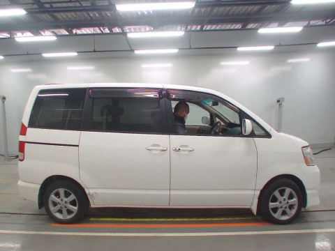 2005 Toyota Noah AZR60G[2]