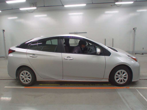 2022 Toyota Prius ZVW55[2]