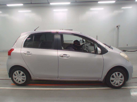 2009 Toyota Vitz SCP90[2]