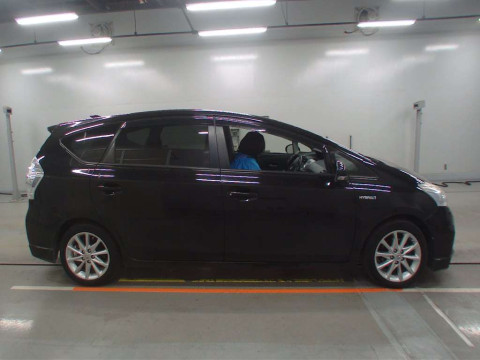 2014 Toyota Prius alpha ZVW41W[2]