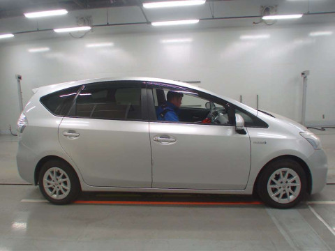 2012 Toyota Prius alpha ZVW41W[2]