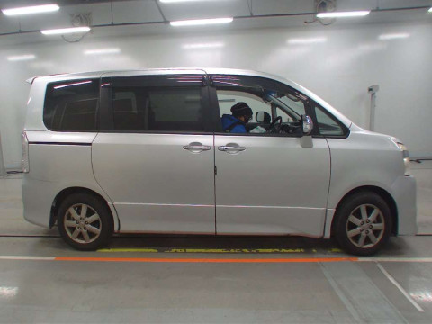 2009 Toyota Voxy ZRR70W[2]