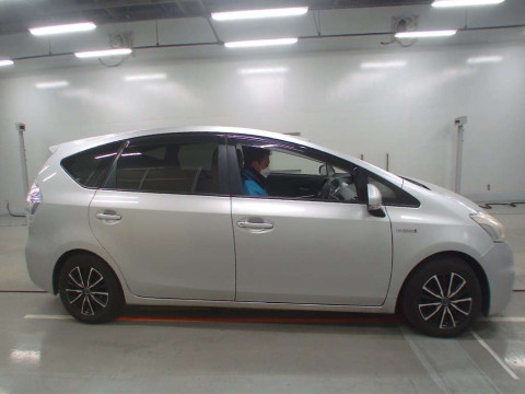 2013 Toyota Prius alpha ZVW41W[2]