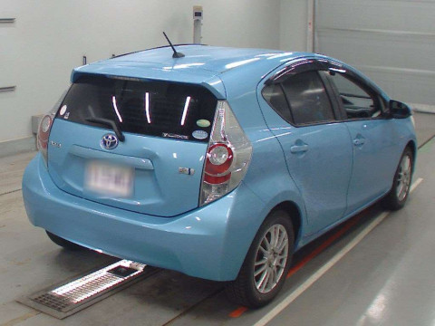 2012 Toyota Aqua NHP10[1]