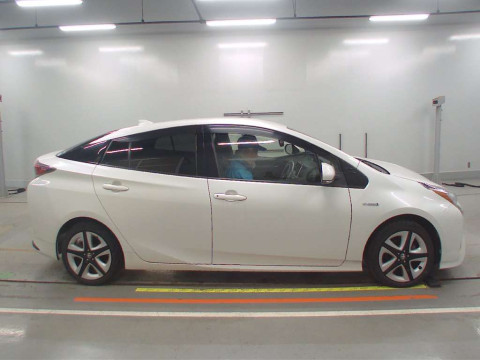 2016 Toyota Prius ZVW55[2]