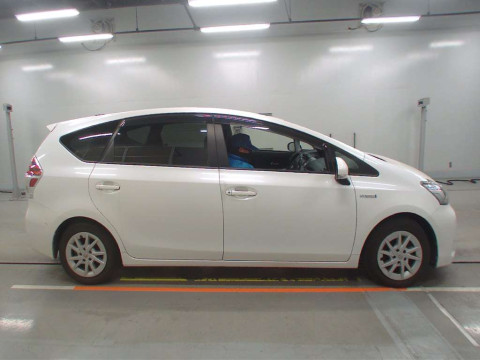 2015 Toyota Prius alpha ZVW41W[2]