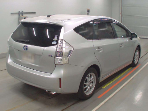 2011 Toyota Prius alpha ZVW41W[1]