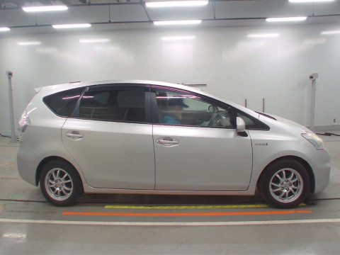 2011 Toyota Prius alpha ZVW41W[2]