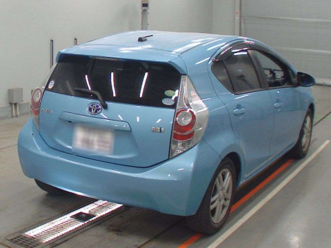 2014 Toyota Aqua NHP10[1]