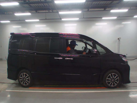 2016 Toyota Voxy ZRR80W[2]