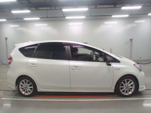 2015 Toyota Prius alpha ZVW41W[2]