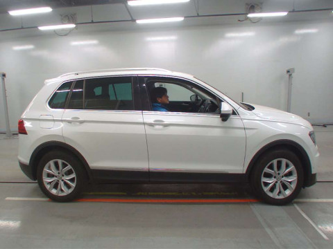 2017 Volkswagen Tiguan 5NCZE[2]