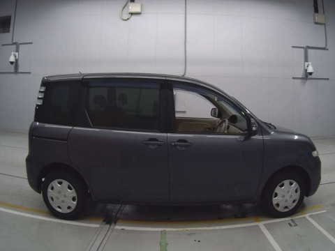 2010 Toyota Sienta NCP81G[2]