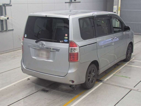 2010 Toyota Noah ZRR70G[1]