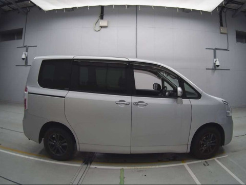 2010 Toyota Noah ZRR70G[2]