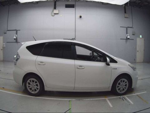 2012 Toyota Prius alpha ZVW41W[2]