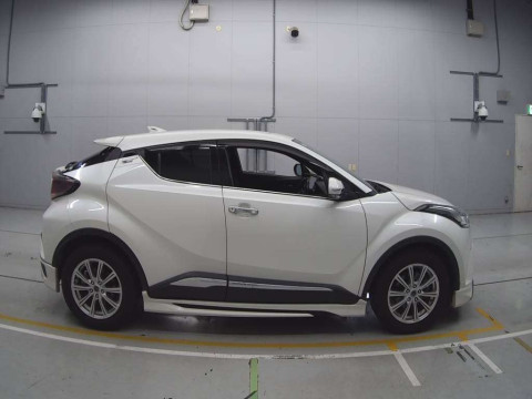 2017 Toyota C-HR NGX50[2]