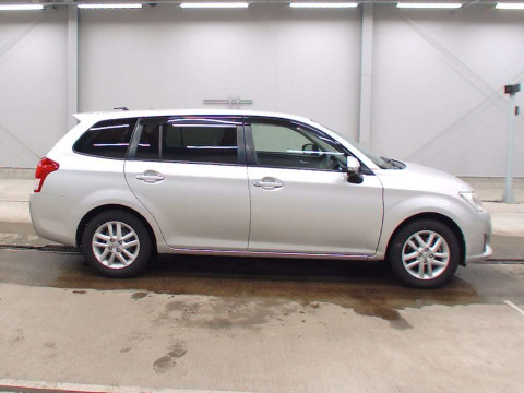 2013 Toyota Corolla Fielder NZE161G[2]