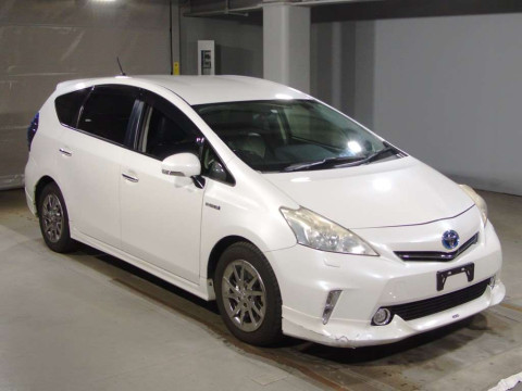 2013 Toyota Prius alpha ZVW41W[2]