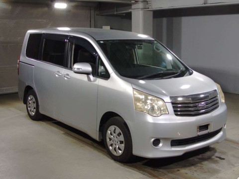 2010 Toyota Noah ZRR70G[2]