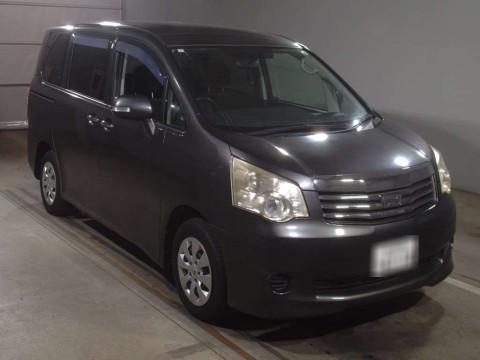 2011 Toyota Noah ZRR70G[2]