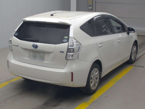 2013 Toyota Prius alpha ZVW41W[1]