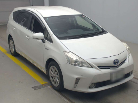 2013 Toyota Prius alpha ZVW41W[2]