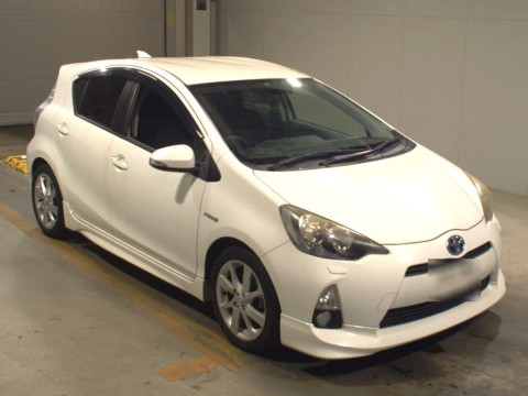 2012 Toyota Aqua NHP10[2]