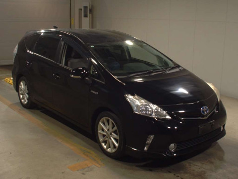 2013 Toyota Prius alpha ZVW41W[2]