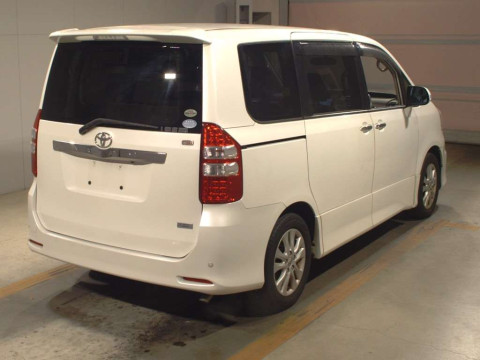 2011 Toyota Noah ZRR70W[1]