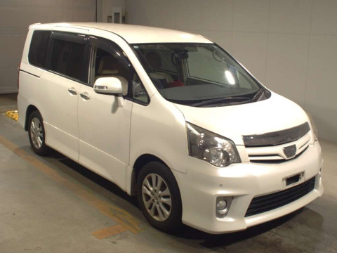 2011 Toyota Noah ZRR70W[2]