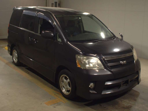 2006 Toyota Noah AZR60G[2]