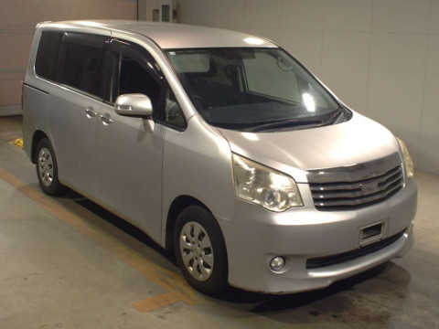 2012 Toyota Noah ZRR70G[2]