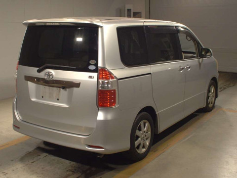 2010 Toyota Noah ZRR70W[1]