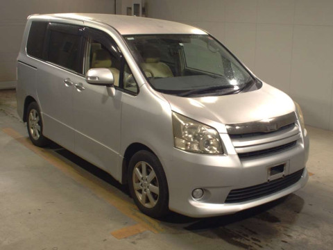 2010 Toyota Noah ZRR70W[2]