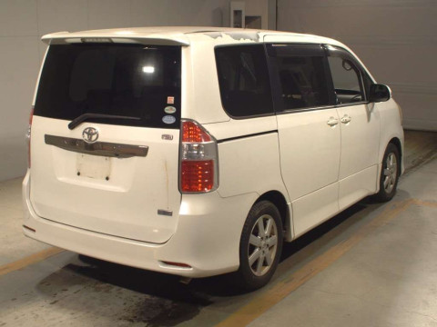 2010 Toyota Noah ZRR70W[1]